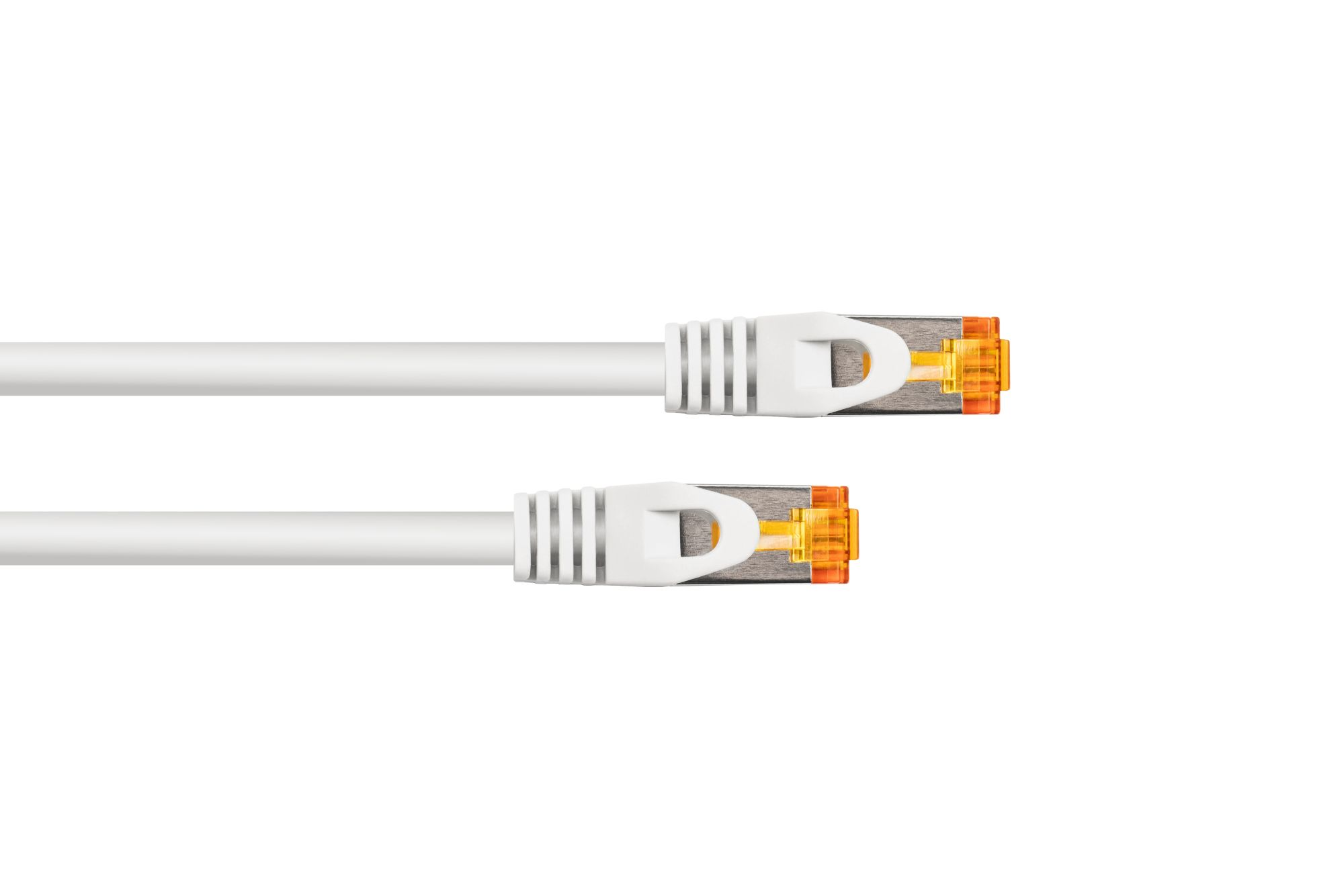 Zwei weiße Ethernet-Kabel mit RJ45-Steckern vor weißem Hintergrund.