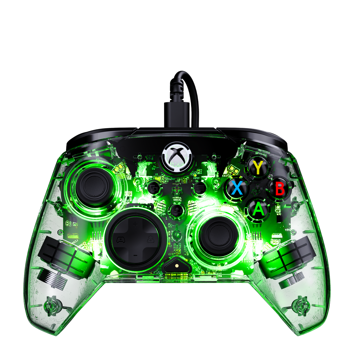 Mando de Xbox transparente con iluminación interna verde sobre fondo negro.
