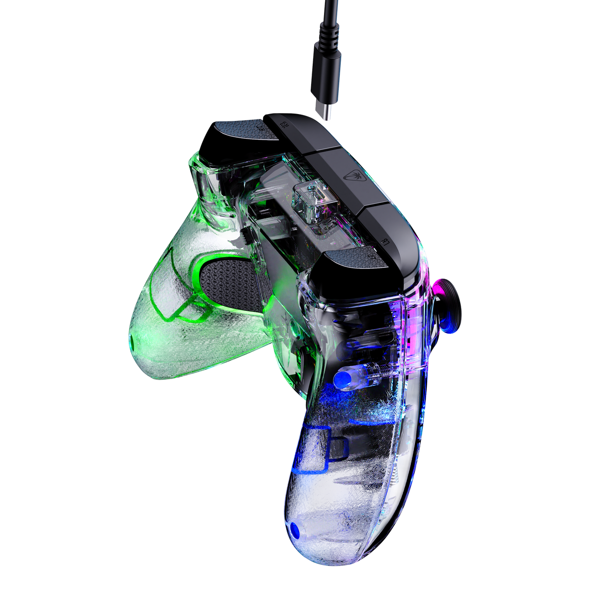 Mando de juegos transparente con iluminación RGB colorida y cable USB-C conectado sobre un fondo negro.