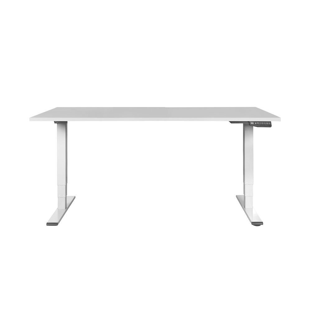 Un bureau blanc réglable en hauteur avec des pieds argentés et un panneau de commande numérique sur fond blanc.