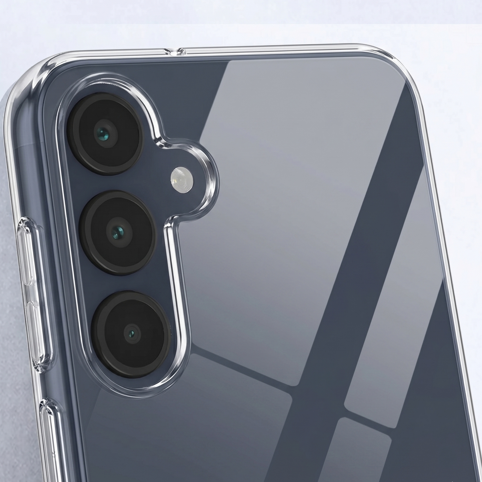 Rückseite eines dunkelgrauen Smartphones mit drei vertikalen Kameras und transparenter Schutzhülle.