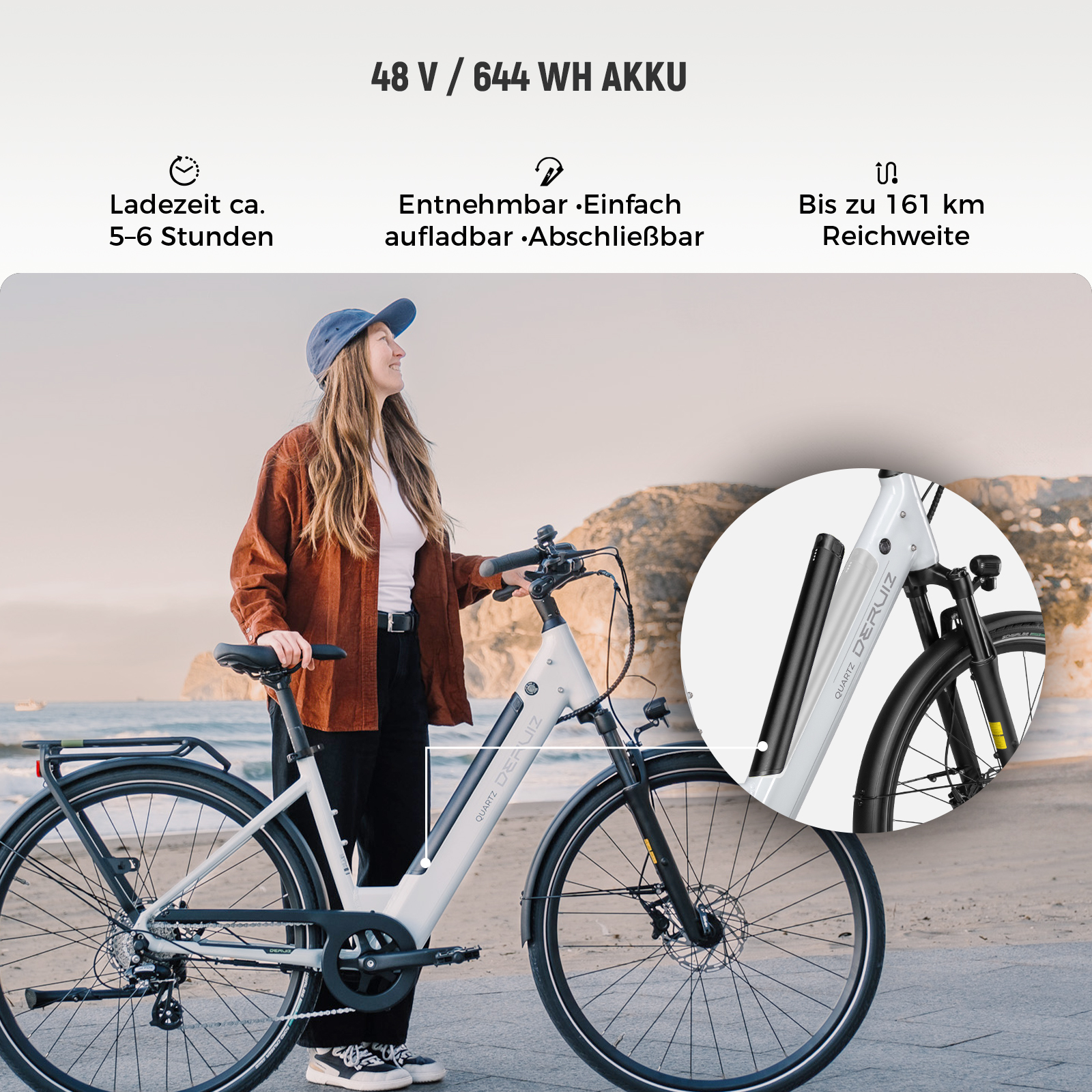 Frau mit E-Bike am Strand; Fokus auf den entnehmbaren 48V-Akku.