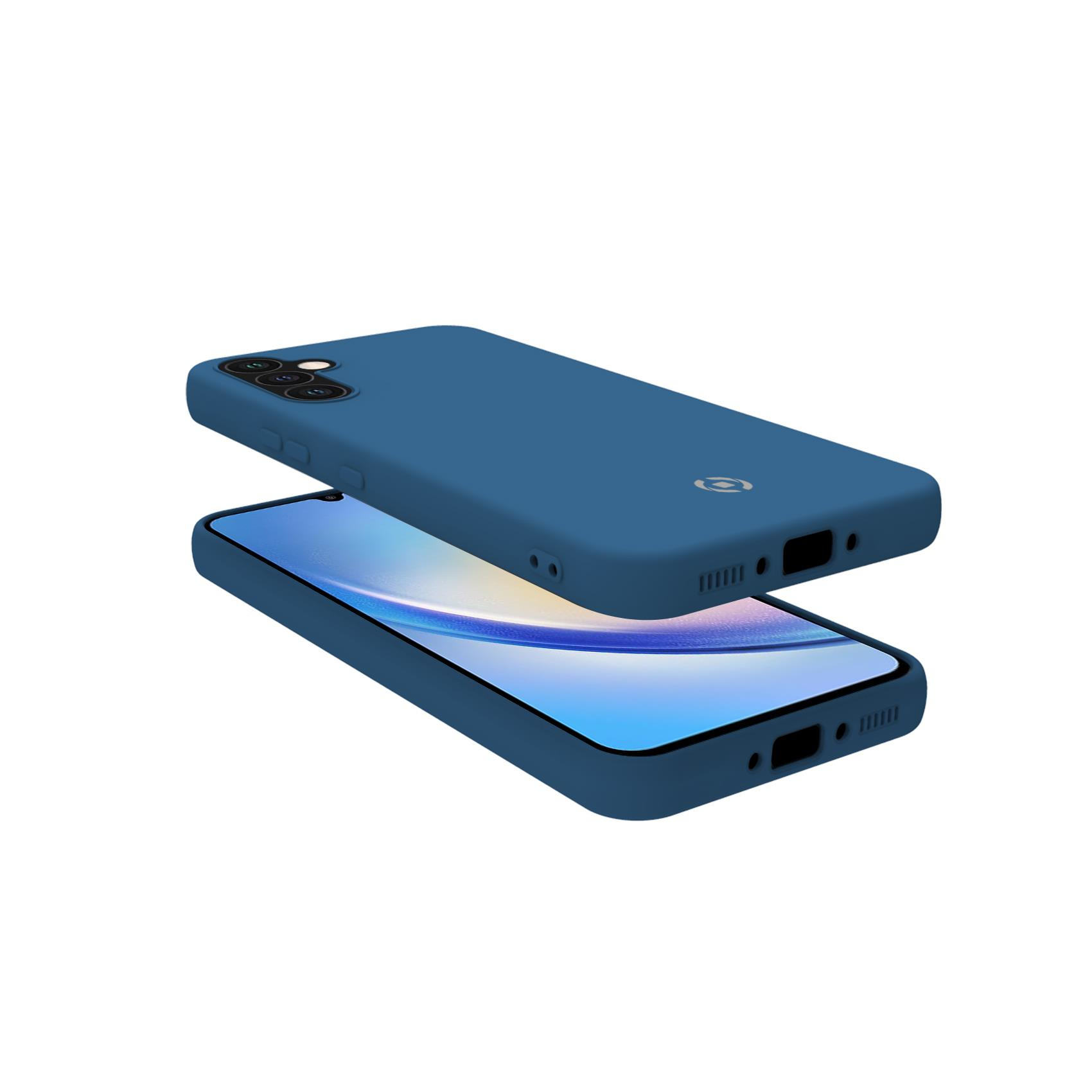 Un teléfono inteligente azul con funda protectora azul en vista flotante sobre fondo blanco.