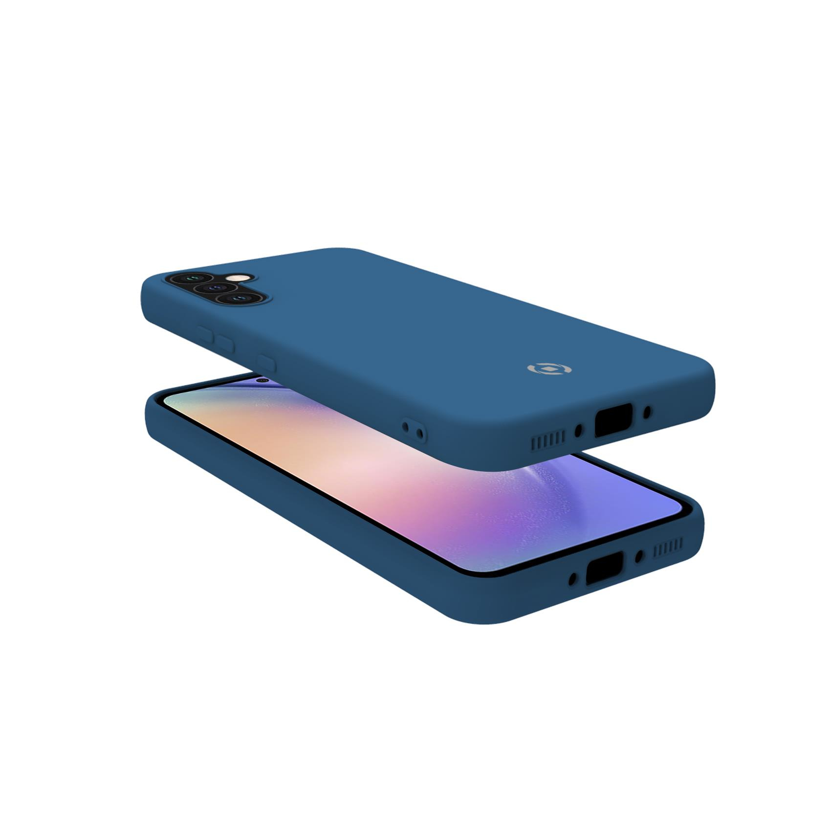 Un teléfono inteligente azul con funda azul a juego, mostrado en ángulo sobre fondo blanco.