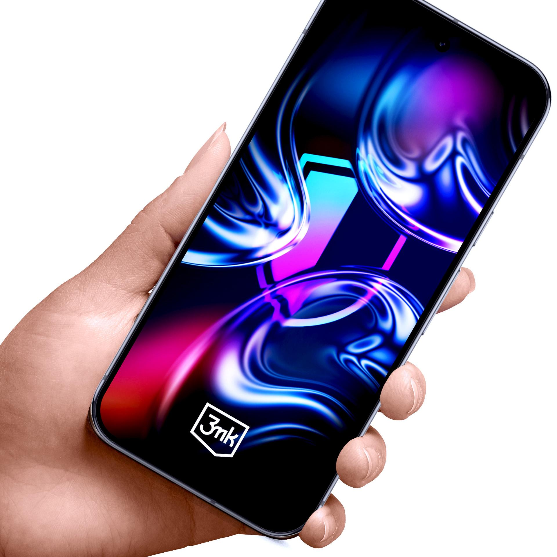 Mano che tiene uno smartphone con uno sfondo astratto vibrante blu e rosa.