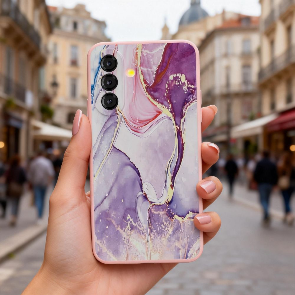 Hand hält rosafarbenes Smartphone mit lila Marmormuster vor verschwommener Straßenszene.
