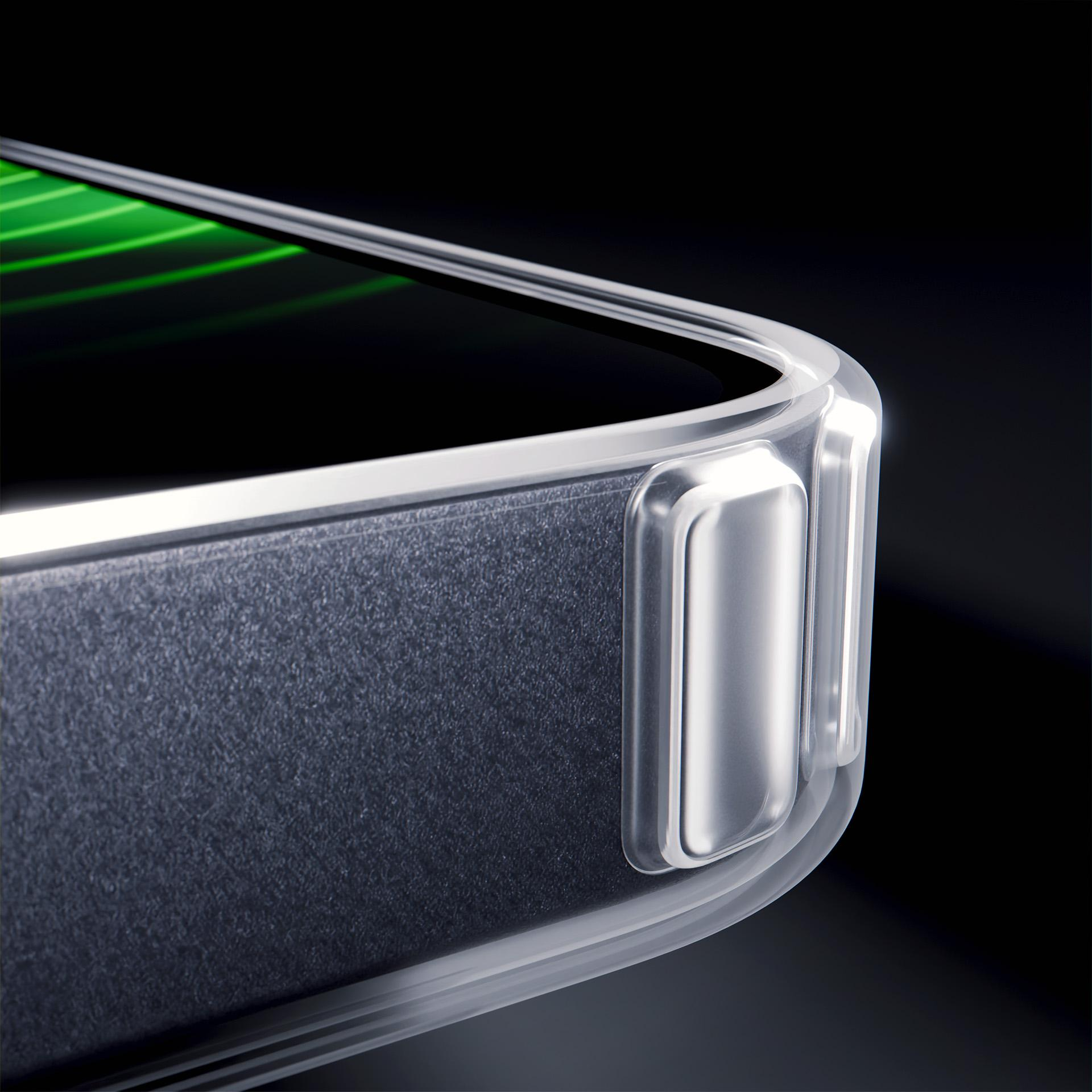Primo piano dell'angolo di uno smartphone con cover protettiva trasparente su sfondo nero.