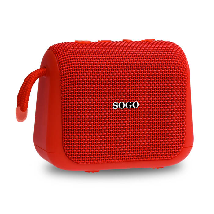 Un altoparlante bluetooth wireless rosso con cinturino e scritta SOGO bianca su sfondo bianco.