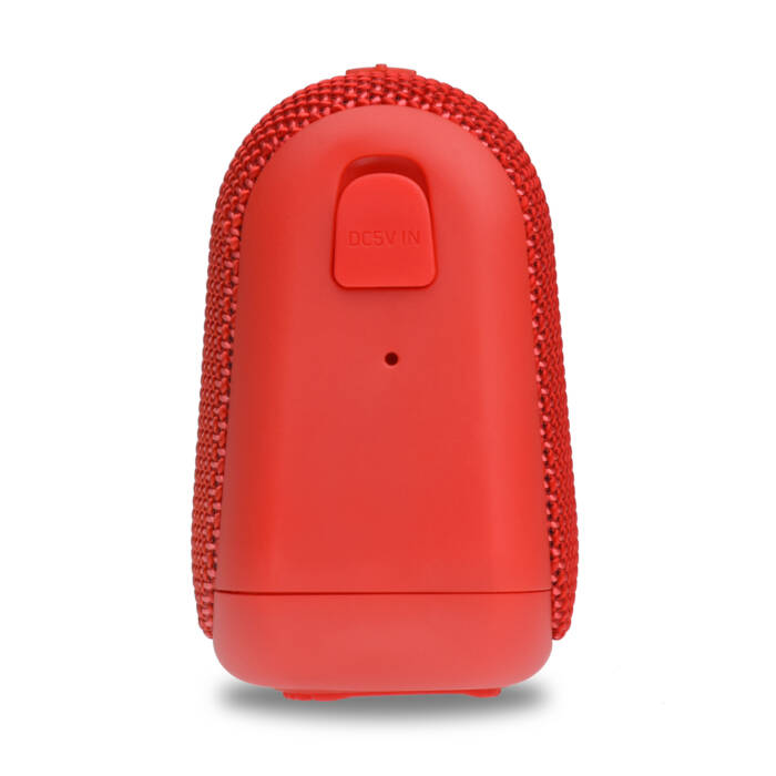 Un altoparlante wireless rosso con coperchio per porta DC5V IN e superficie in tessuto a rete.