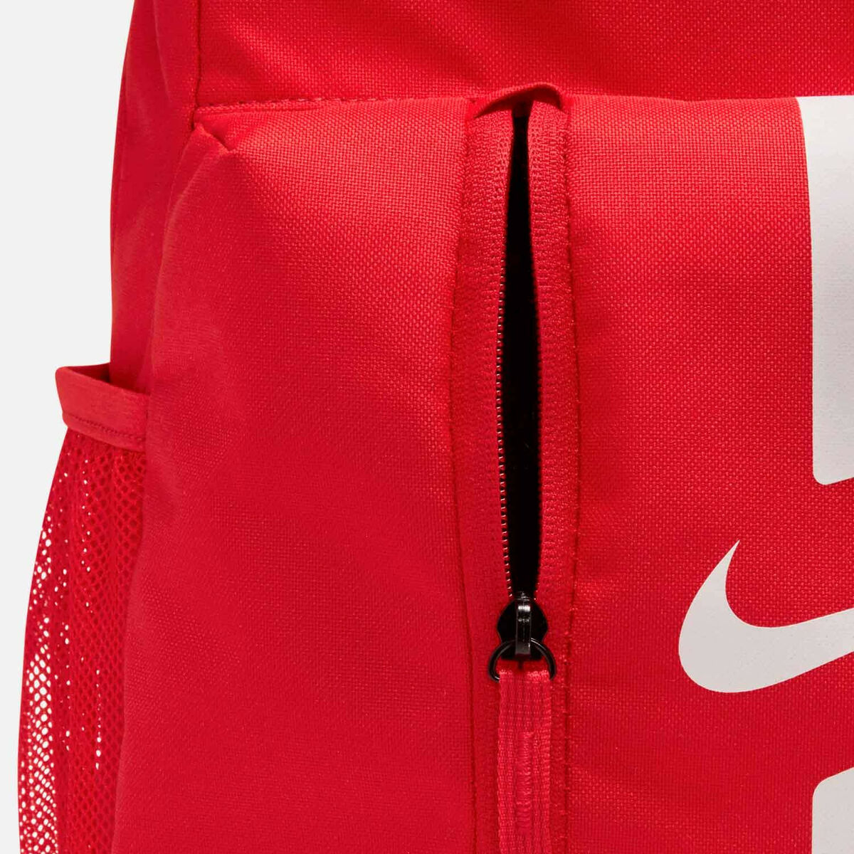 Roter Rucksack mit Reißverschlusstasche und weißem Logo.
