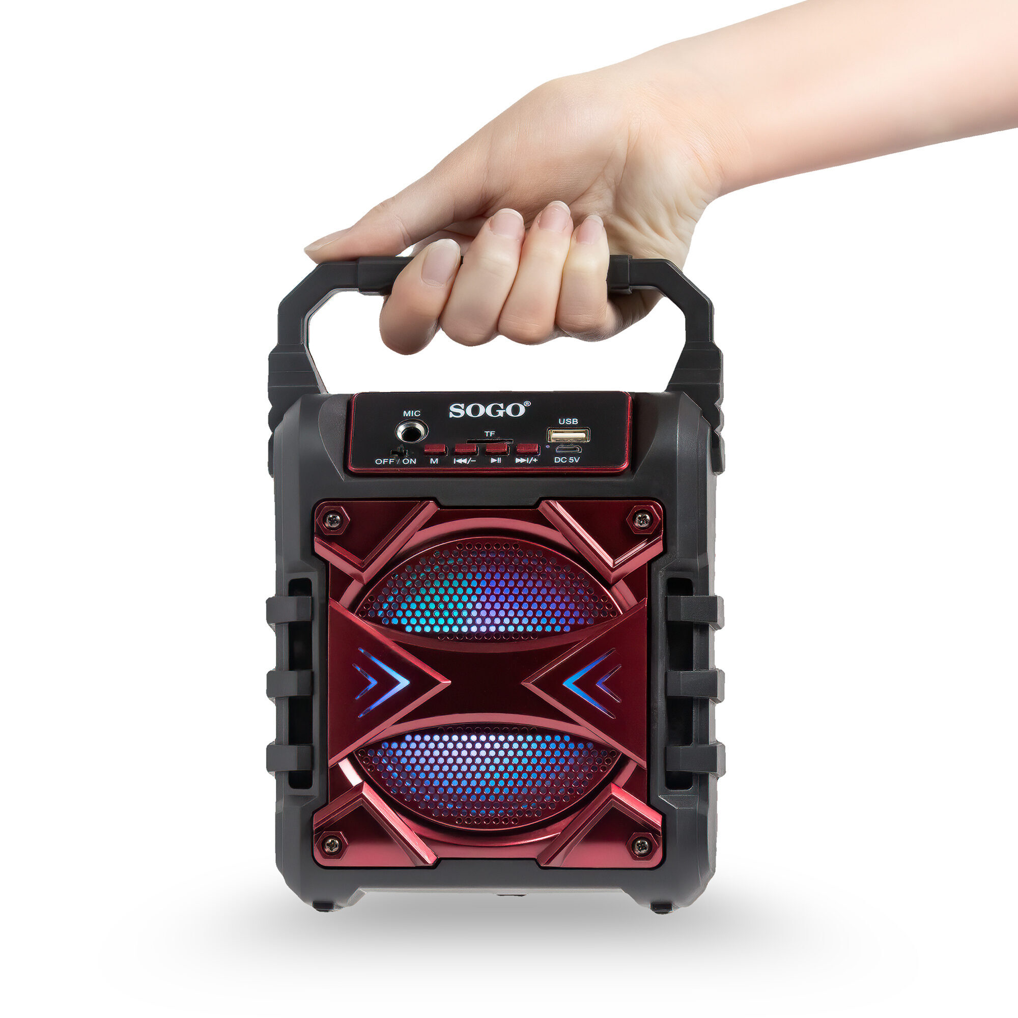 Una mano tiene un altoparlante portatile SOGO nero e rosso con luci su sfondo bianco.