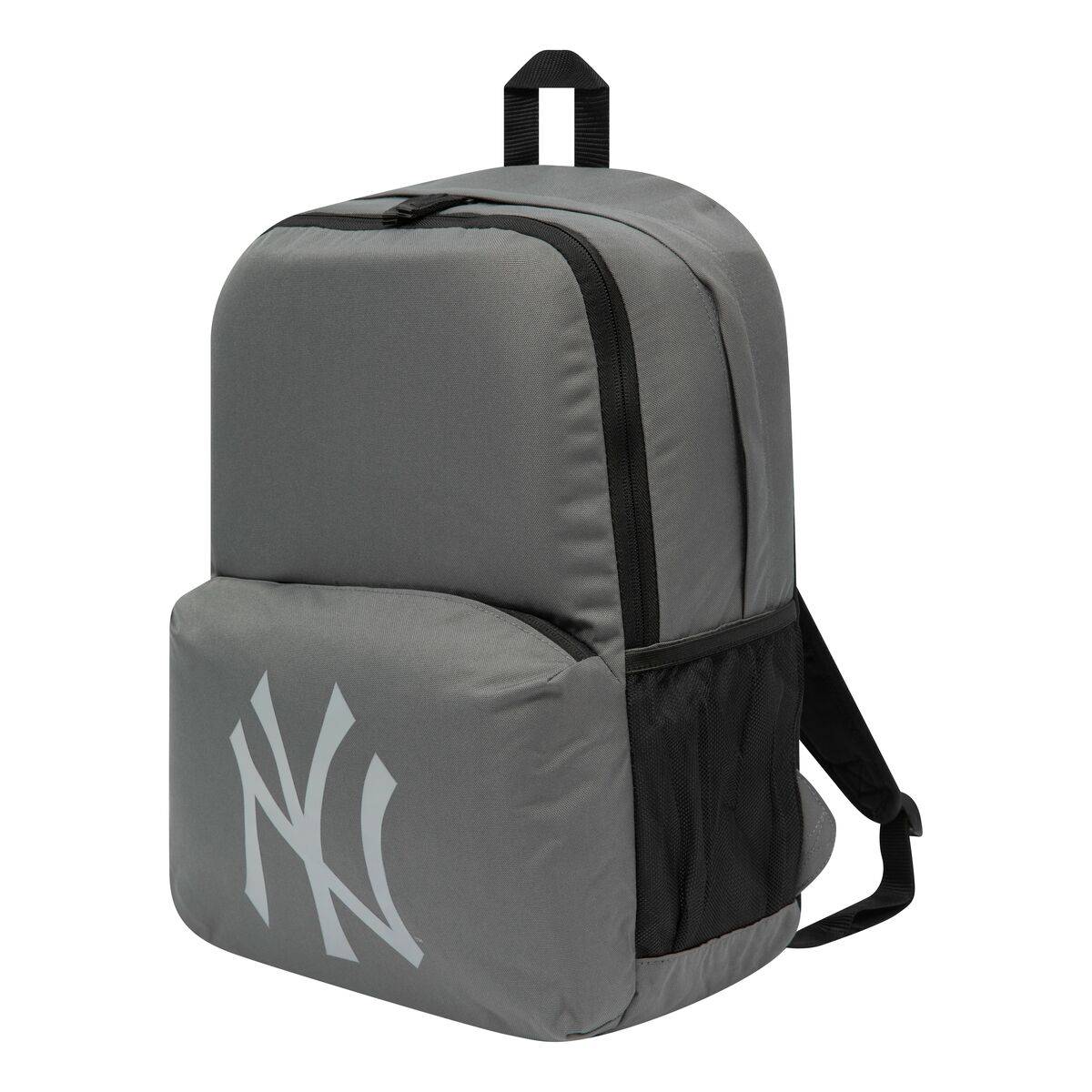 Ein grauer Rucksack mit schwarzen Reißverschlüssen und Netztaschen hat ein weißes NY-Yankees-Logo auf der Vordertasche.