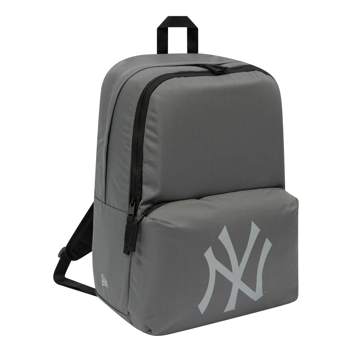 Grauer New Era Rucksack mit New York Yankees Logo auf der Vordertasche und schwarzen Reißverschlüssen.