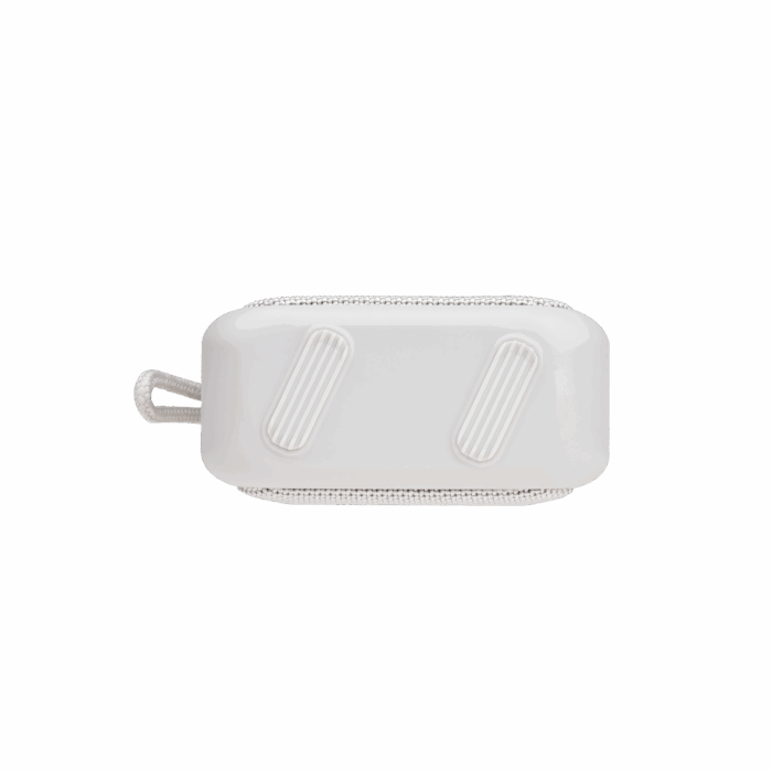 Un altoparlante Bluetooth bianco e allungato con due strisce di gomma e un laccetto su sfondo nero.