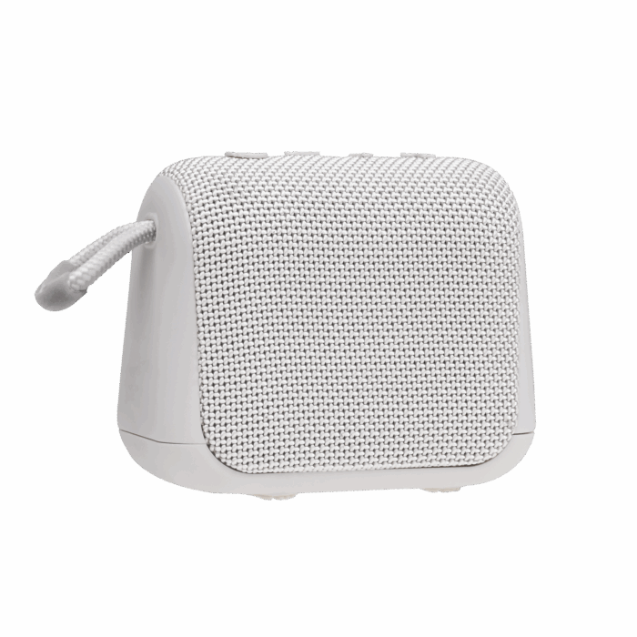 Un altoparlante wireless bianco compatto con griglia intrecciata e cinturino su sfondo nero.
