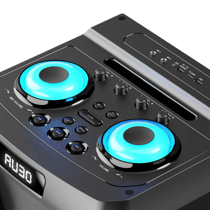Pannello superiore di un altoparlante nero con manopole blu luminose e pulsanti.
