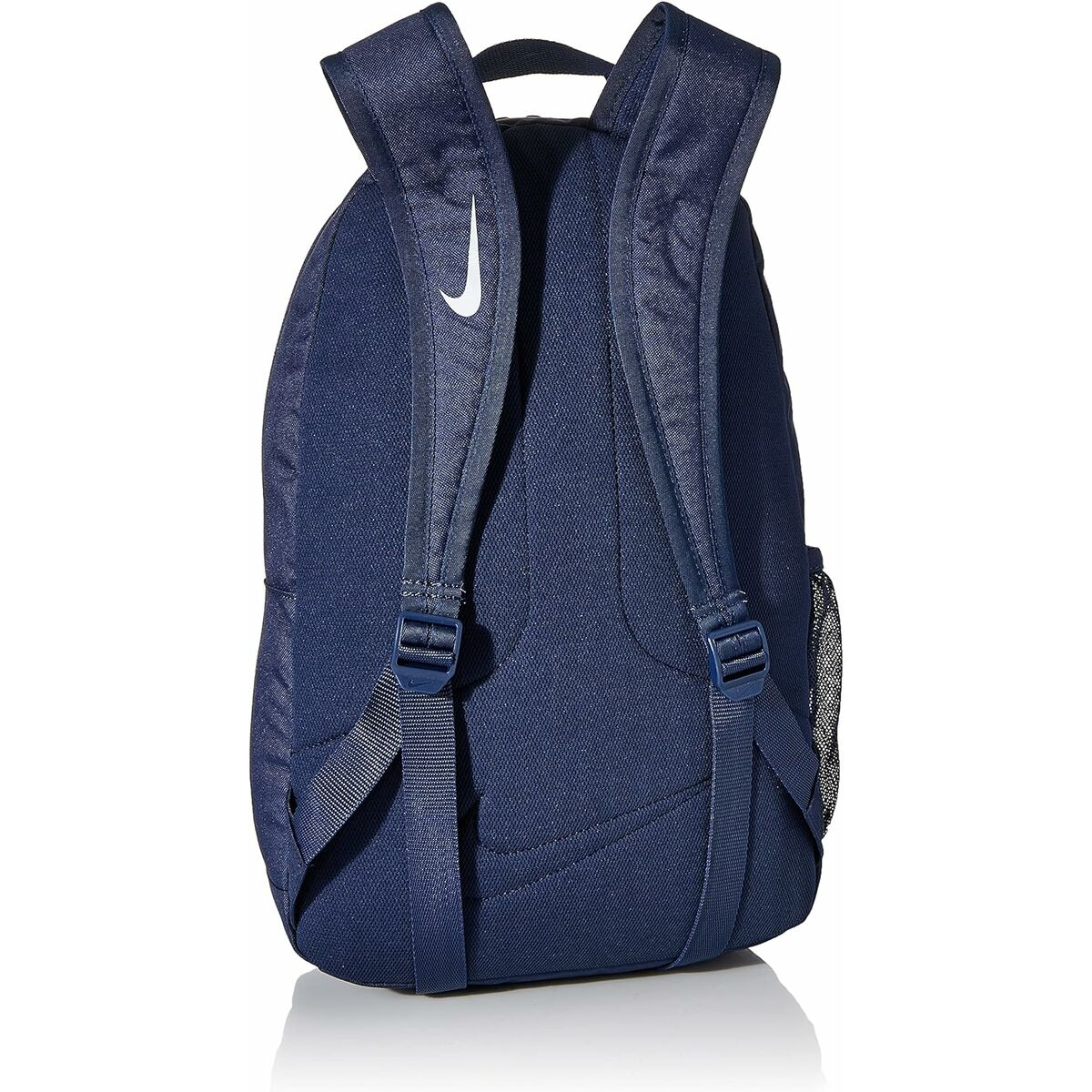 Ein blauer Nike Rucksack von hinten, mit gepolsterten Trägern und einem weißen Logo auf dem linken Gurt.