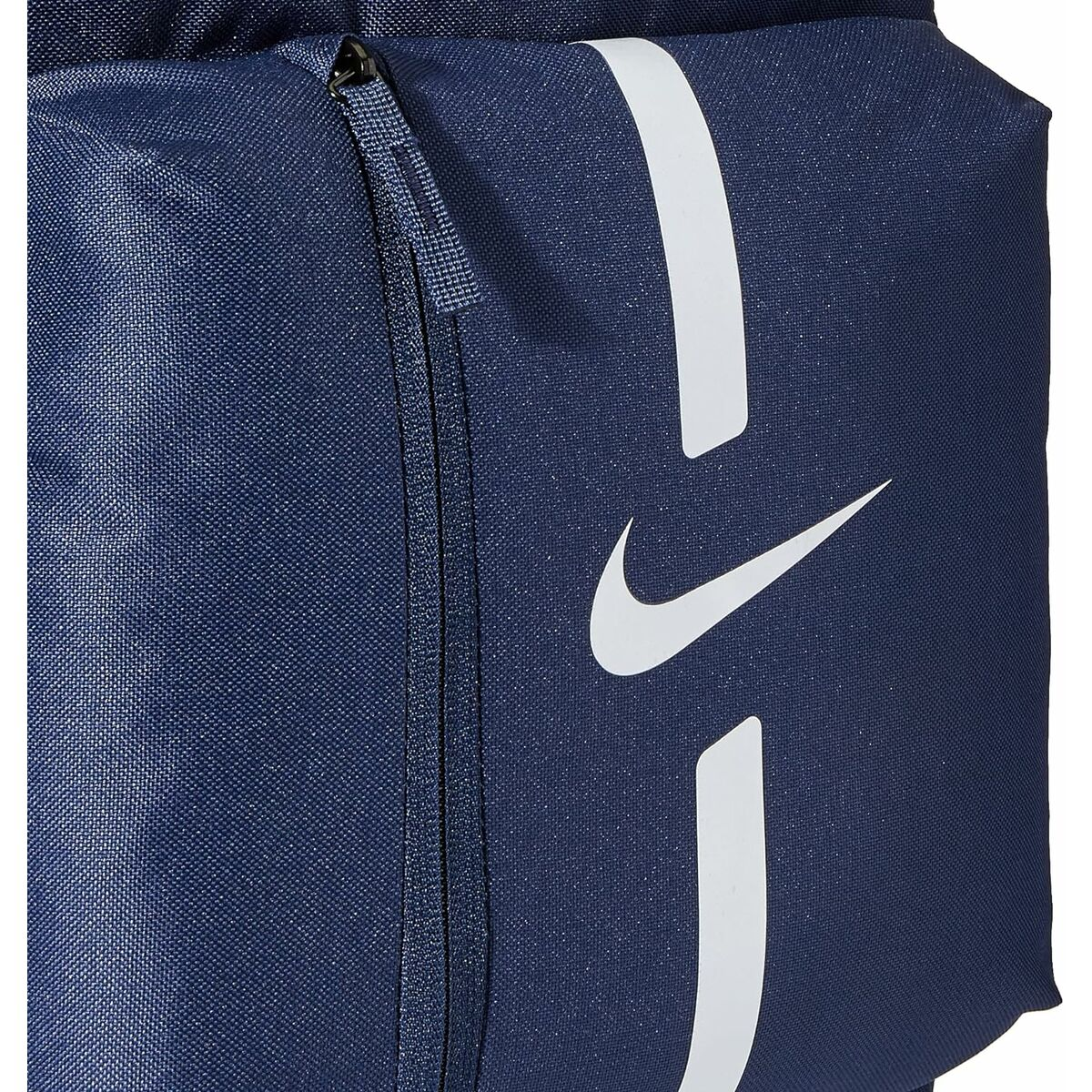 Nahaufnahme eines blauen Nike-Rucksacks mit weißem Streifen und Logo.