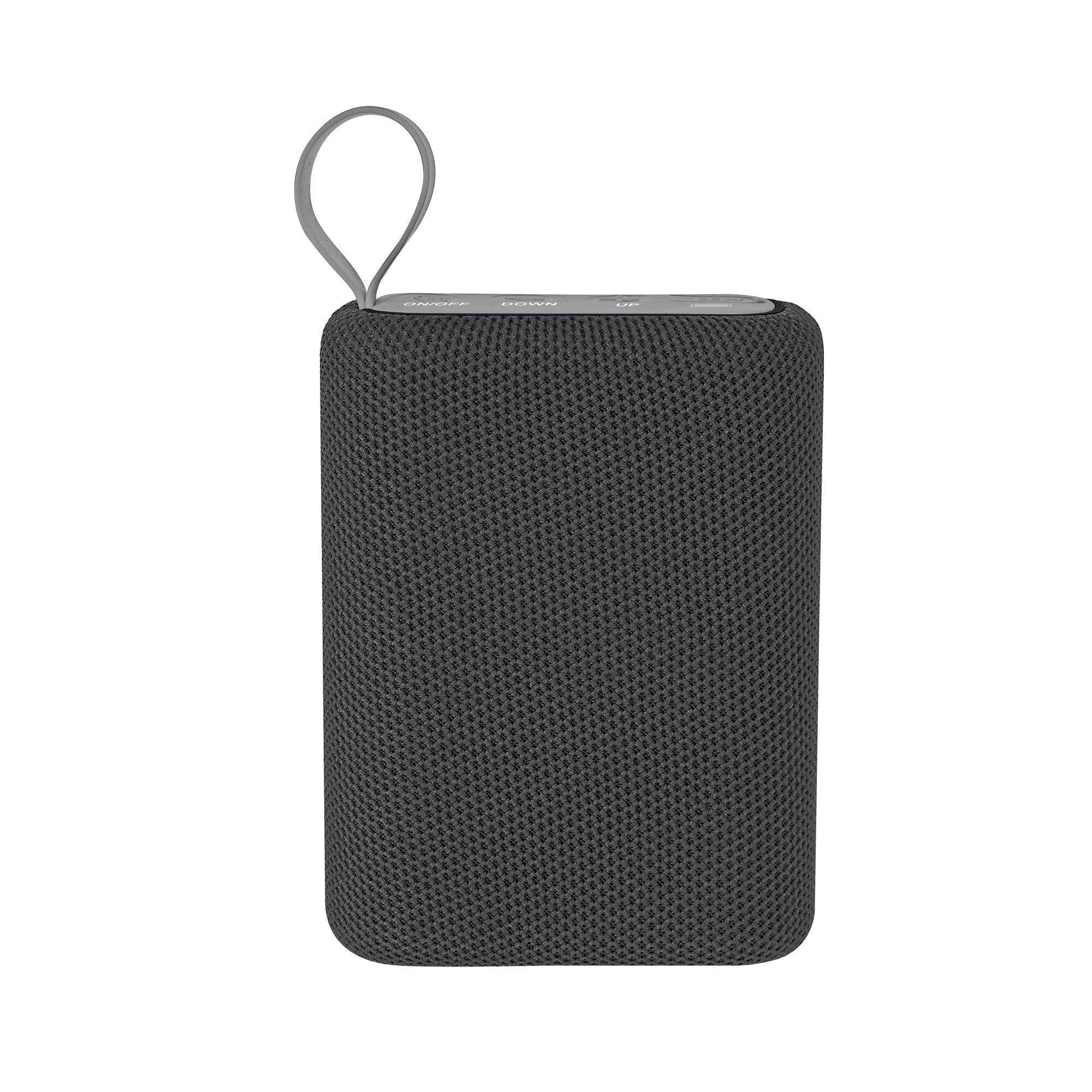 Un altoparlante wireless portatile grigio scuro con rivestimento in tessuto e cinturino grigio su sfondo bianco.