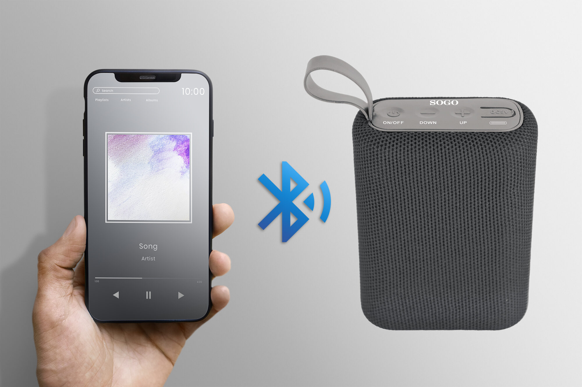 Mano tiene uno smartphone collegato via Bluetooth a un altoparlante grigio Sogo.