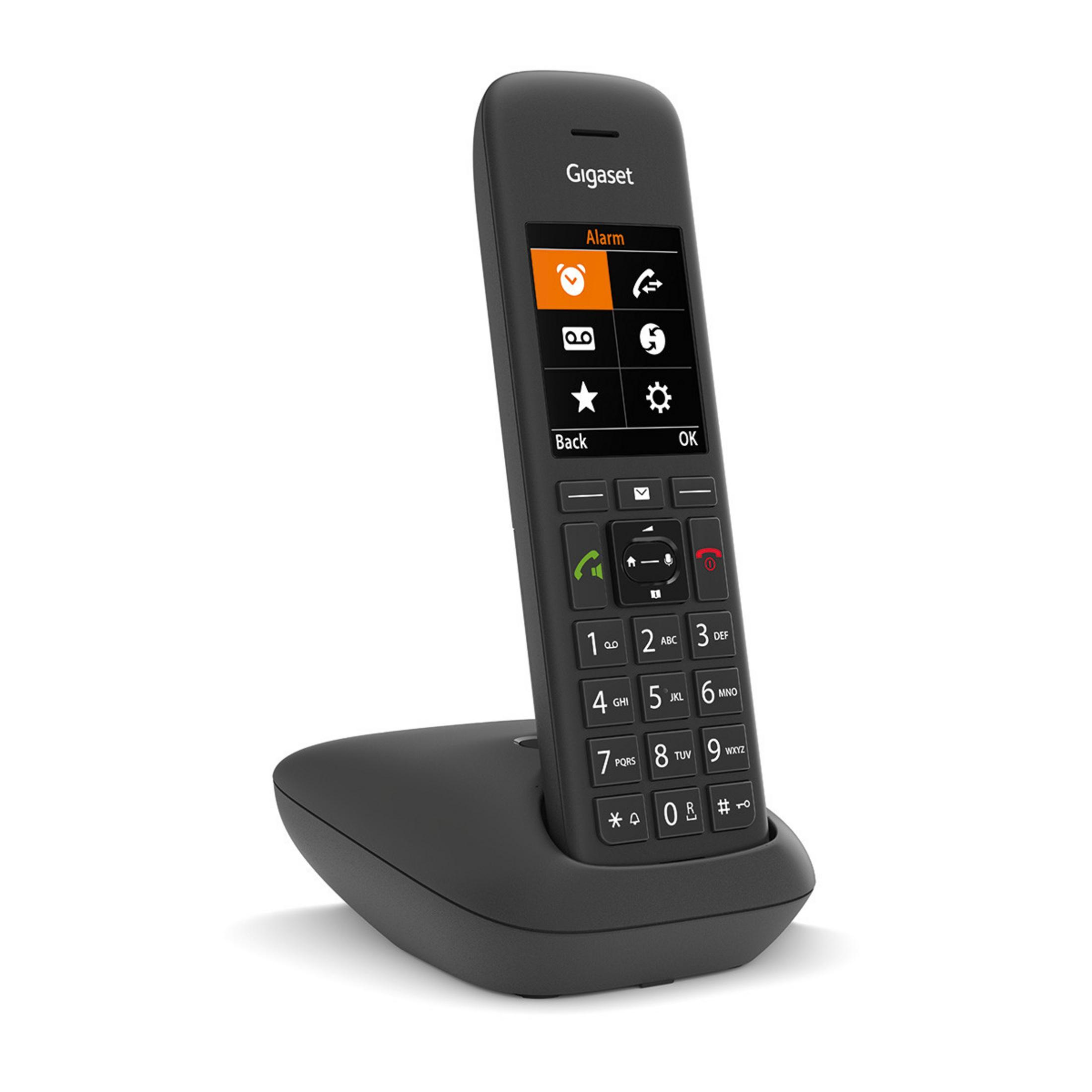 Beyaz arka planda şarj istasyonunda duran, aydınlatmalı renkli ekranlı siyah Gigaset kablosuz telefon.