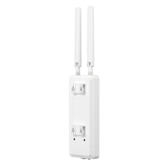 Düz arka planda iki antenli ve montaj braketli beyaz dış mekan Wi-Fi genişletici.