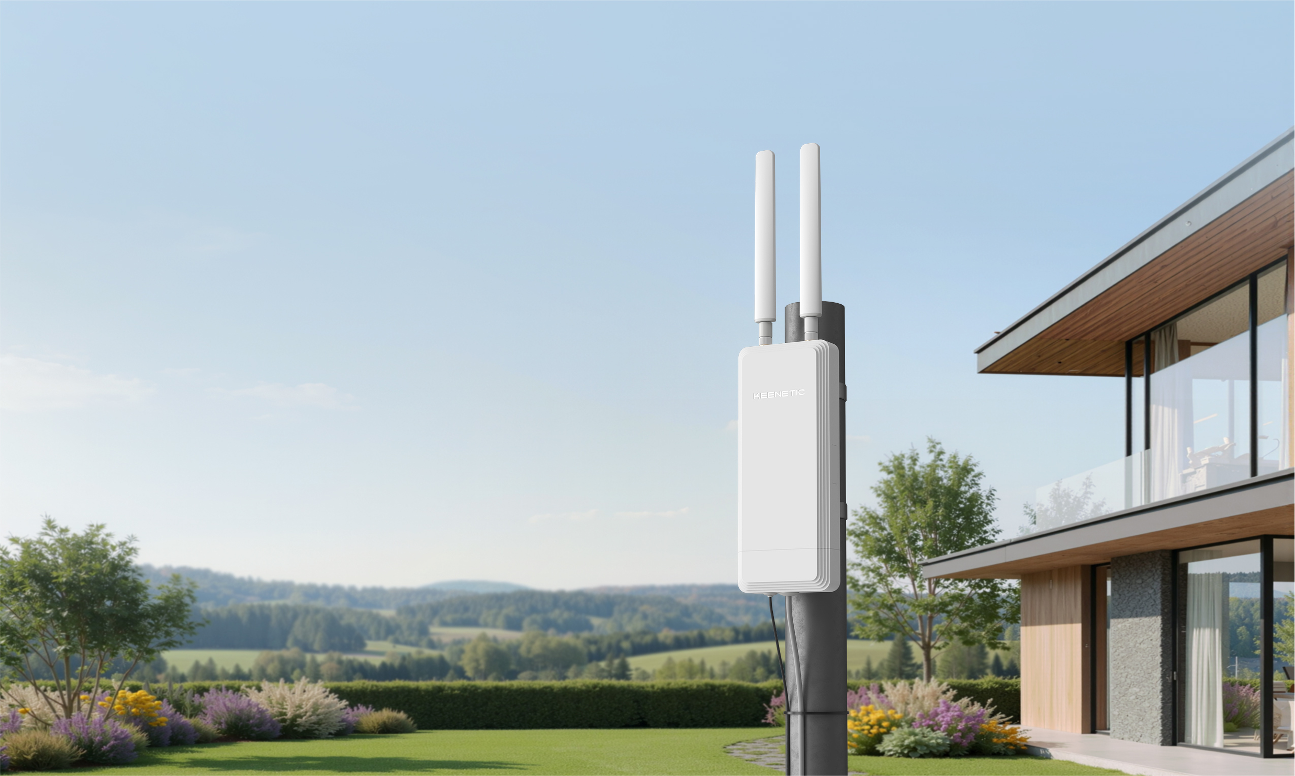İki antenli beyaz bir Keenetic Wi-Fi yönlendirici, modern bir evin önündeki bahçede bir direğe monte edilmiştir.