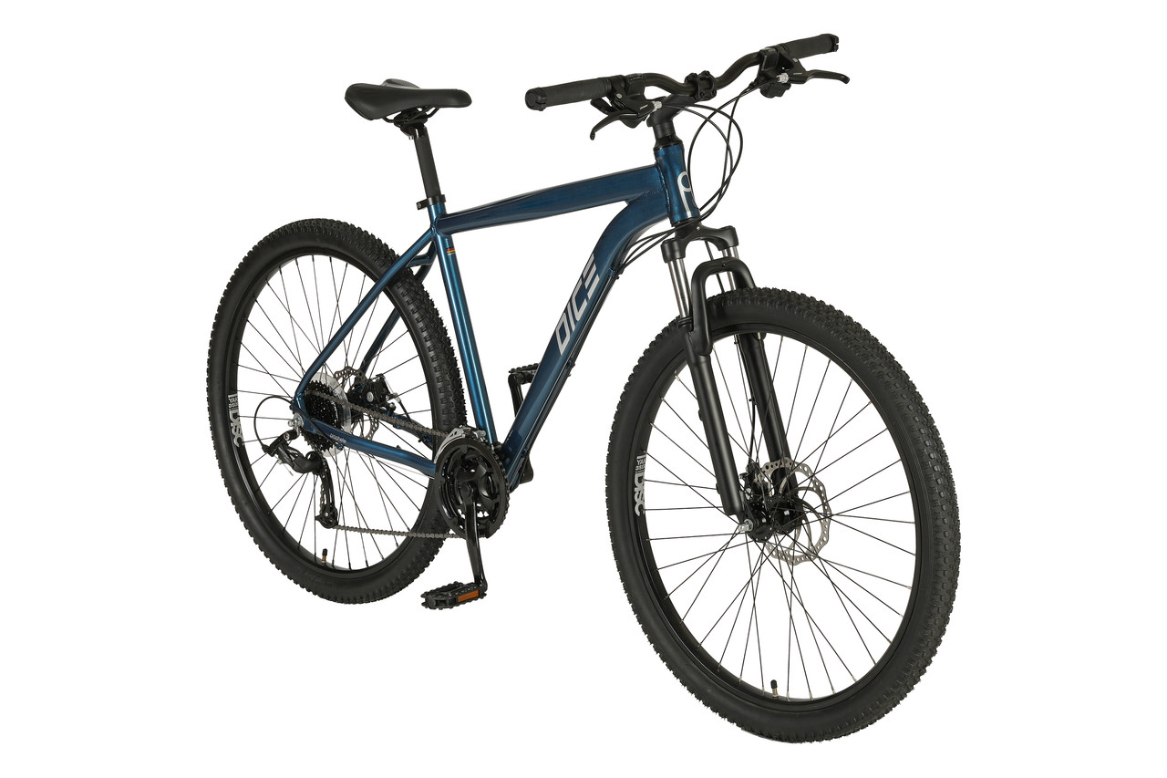 Ein blaues Mountainbike mit schwarzem Sattel, Gangschaltung und Geländereifen vor weißem Hintergrund.