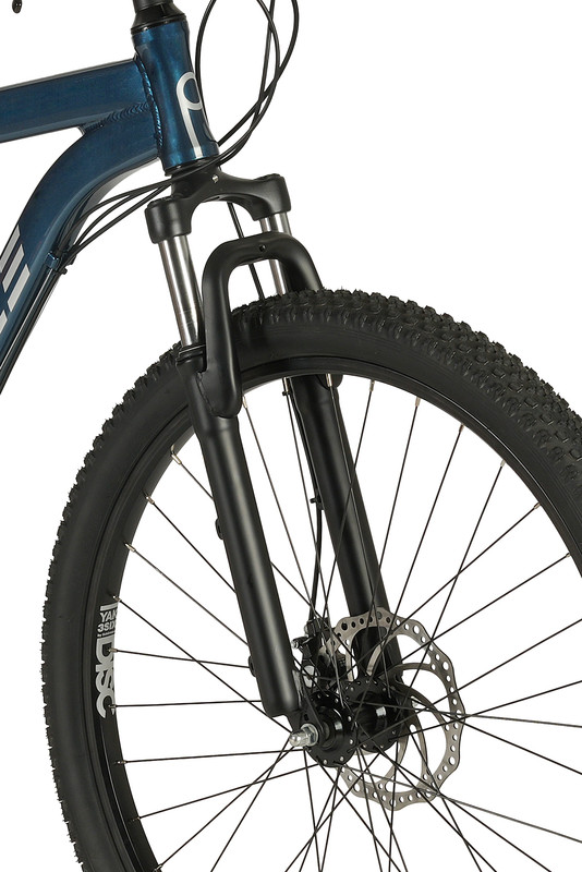 Nahaufnahme der Vorderradgabel, des Reifens und der Scheibenbremse eines blauen Mountainbikes.