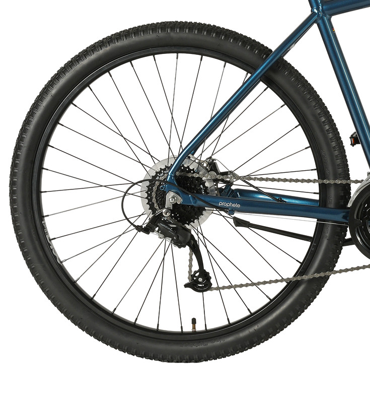 Nahaufnahme des blauen Fahrradhinterrads mit Kassette, Kette und Schaltwerk auf weißem Hintergrund.