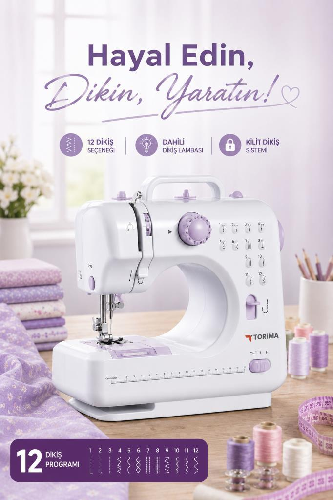 Ahşap bir masa üzerinde kumaşlar ve iara makaralarıyla çevrili beyaz ve mor dikiş makinesi.