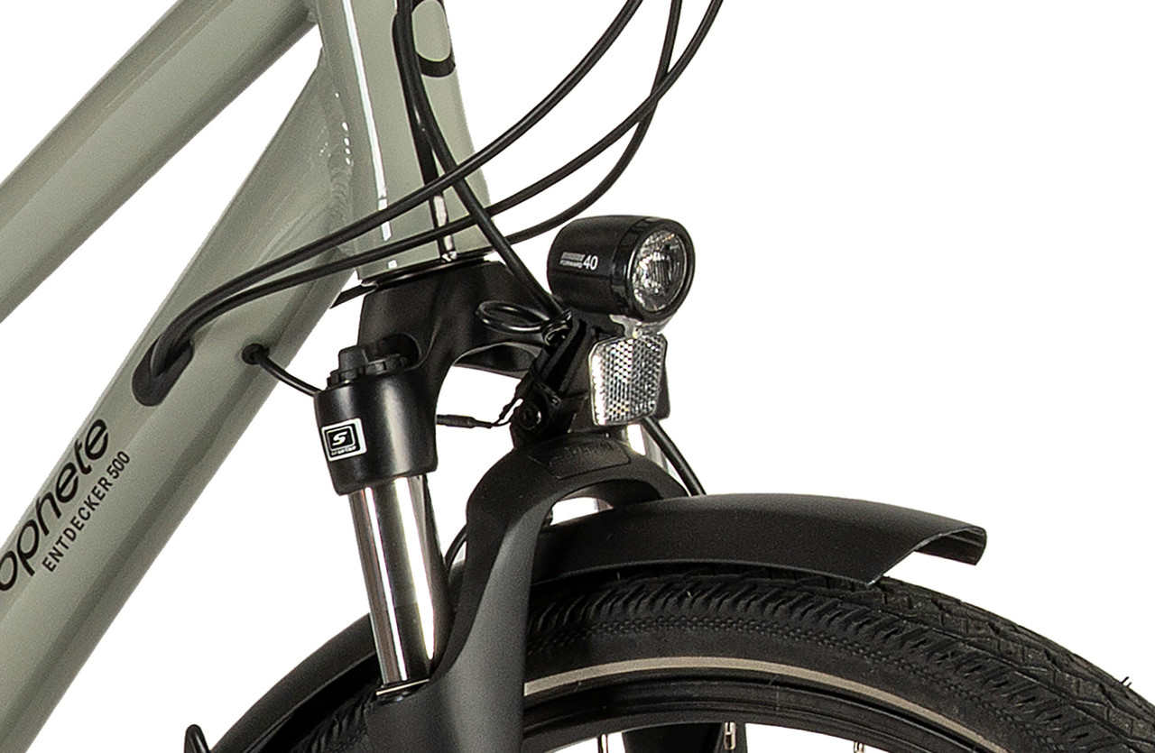 Nahaufnahme der grauen Fahrradgabel mit schwarzer Federung, Scheinwerfer, Schutzblech und Vorderreifen.