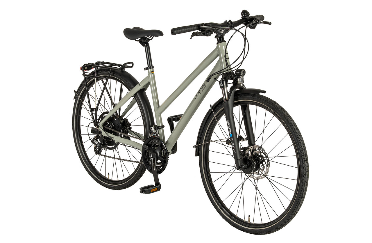 Ein graues Trekkingrad mit schwarzem Gepäckträger und Vordergabel vor weißem Hintergrund.