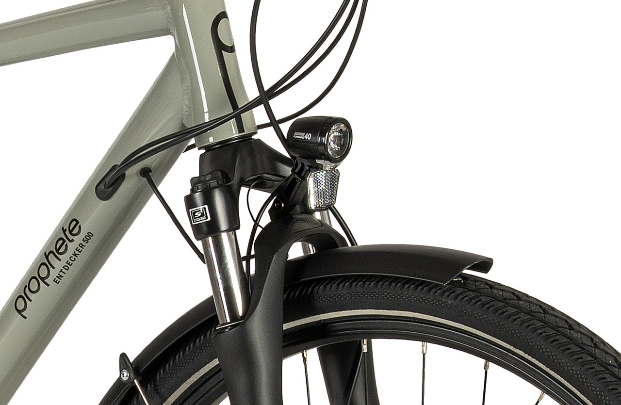 Nahaufnahme der grauen Prophete Entdecker 500 Fahrradgabel mit Lampe, Schutzblech und Vorderrad.