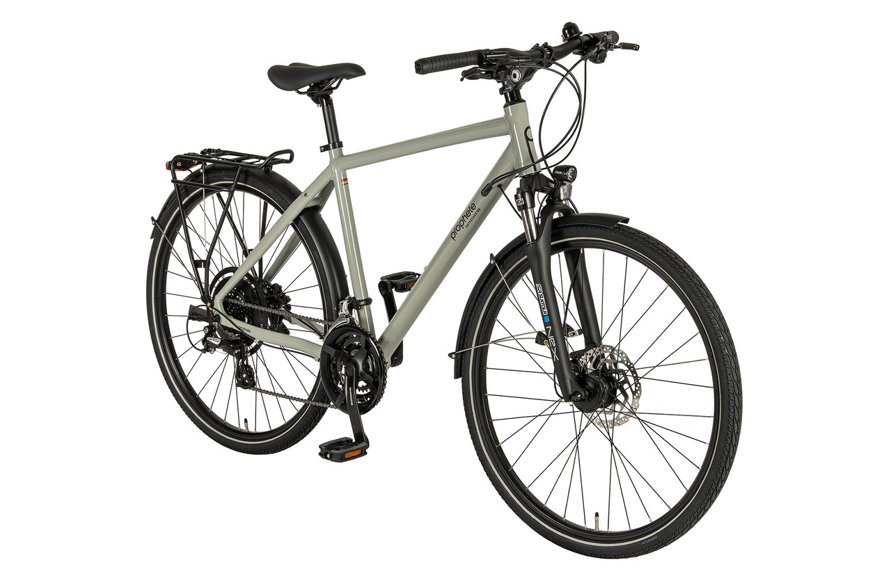 Ein graues Trekkingrad mit schwarzem Gepäckträger, Schutzblechen und Frontscheinwerfer vor weißem Hintergrund.