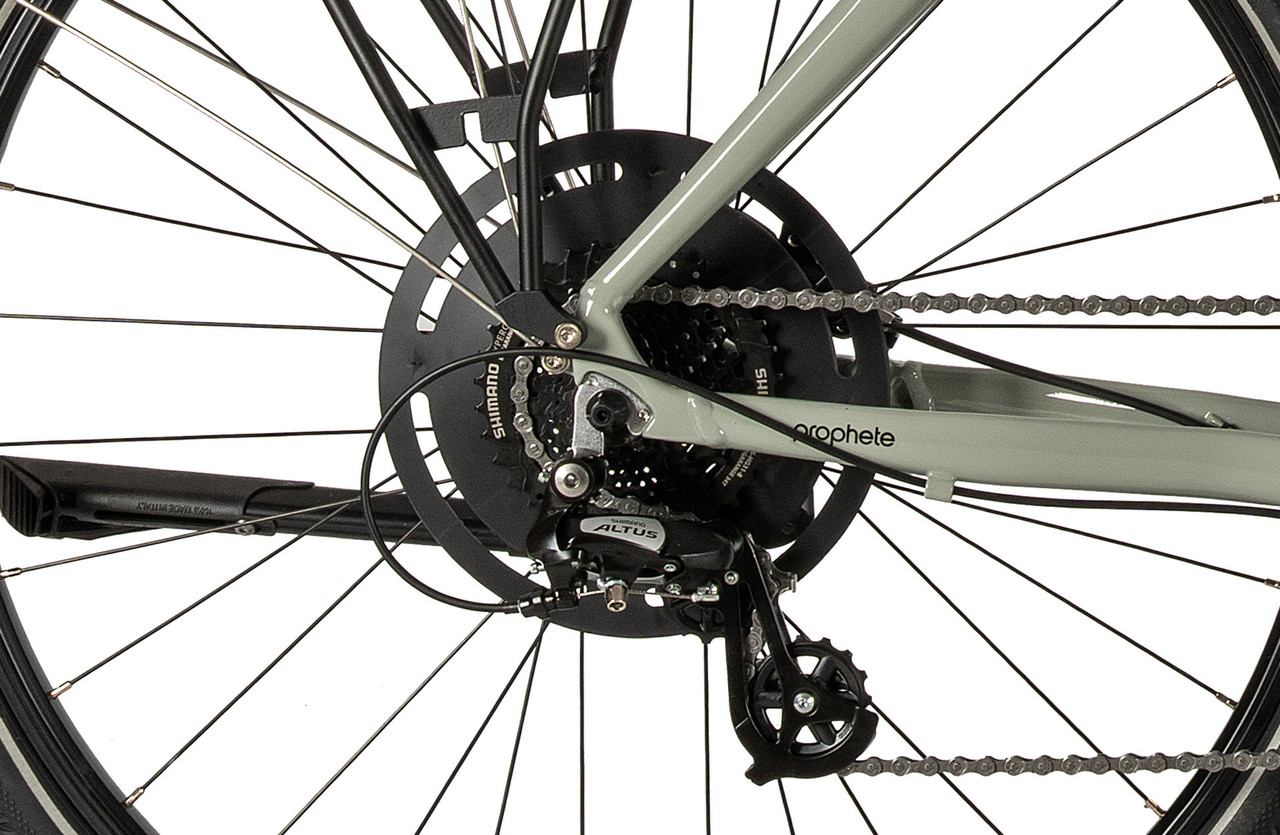 Nahaufnahme eines Fahrrad-Hinterrads mit Kette, Schaltung und Rahmen.