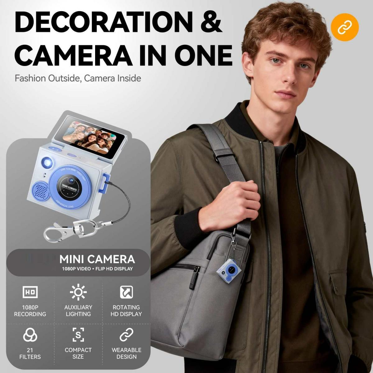 Ein junger Mann mit einer grauen Umhängetasche, an der eine kleine blaue Mini-Kamera befestigt ist.