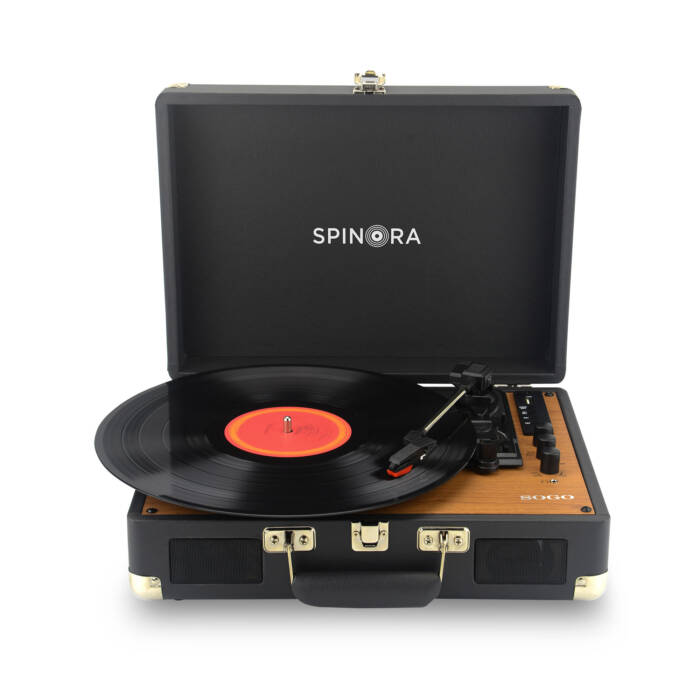 Un giradischi portatile stile valigetta con custodia nera, dettagli in legno e un disco in vinile.