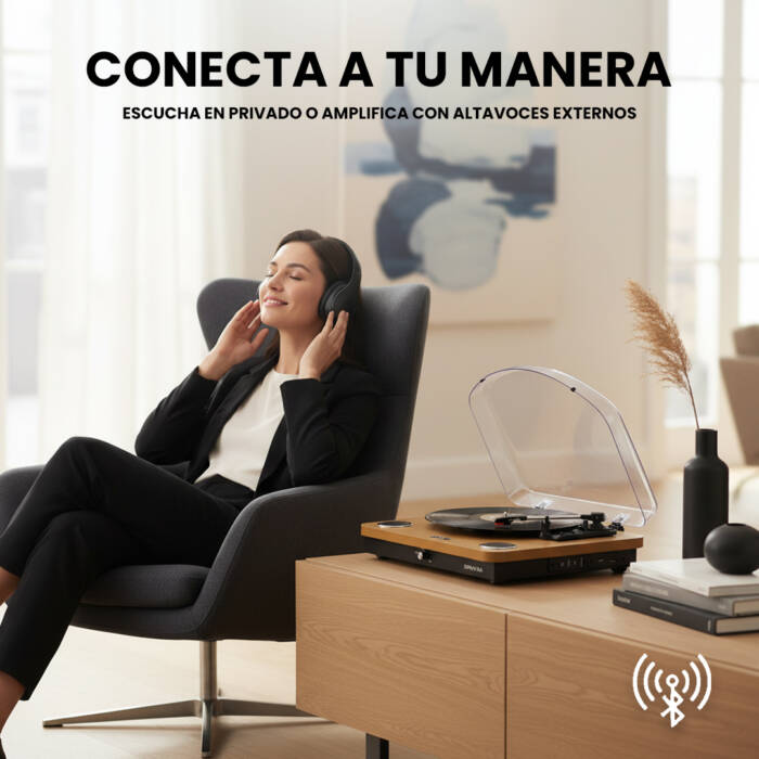 Una donna si rilassa su una poltrona con le cuffie, con un giradischi su un tavolo di legno.