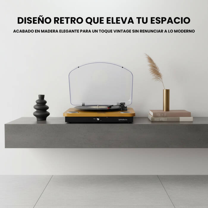 Un giradischi retro in legno su una mensola grigia, affiancato da un vaso nero e libri.