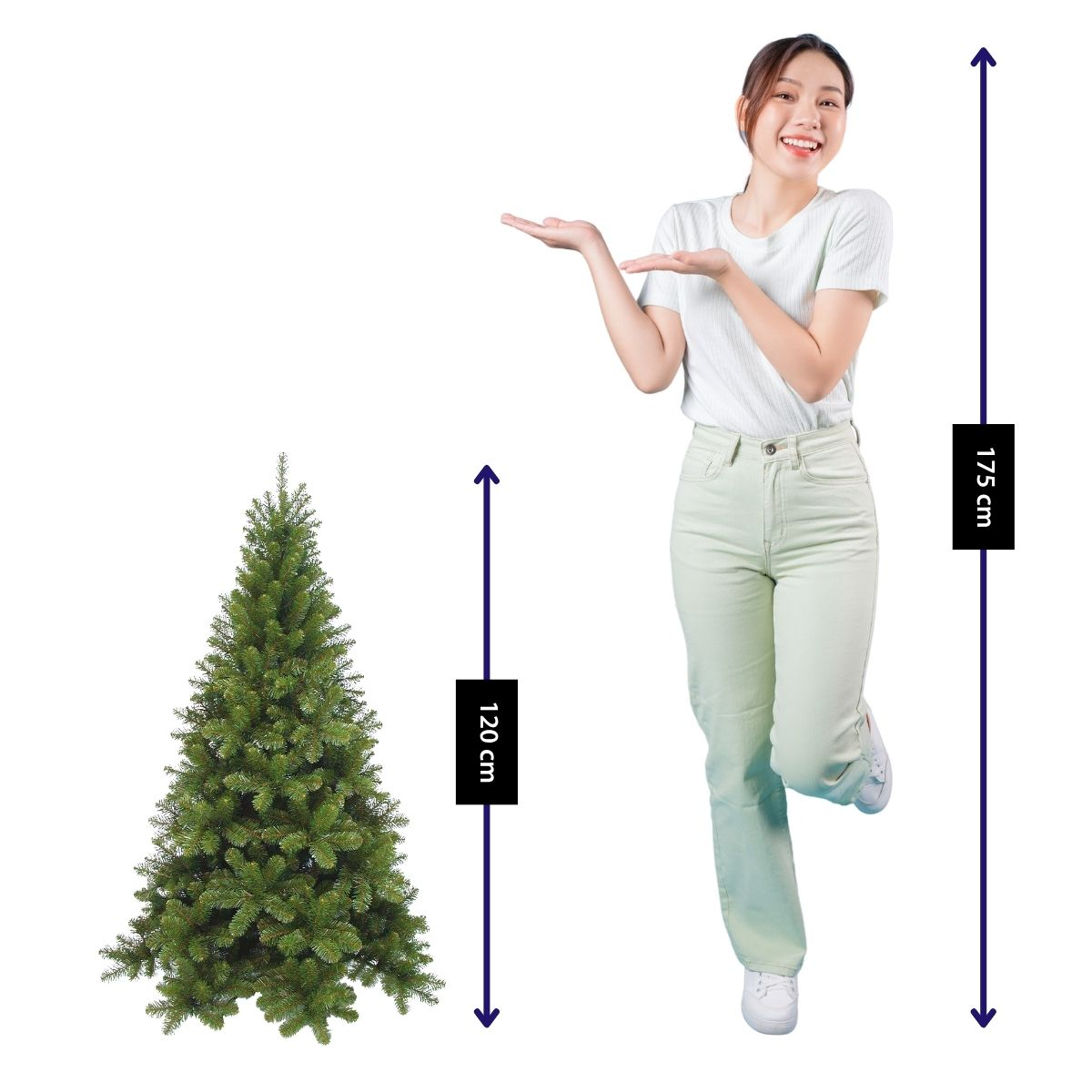 Une femme souriante se tient à côté d'un sapin de Noël artificiel de 120 cm, mesurant 175 cm.