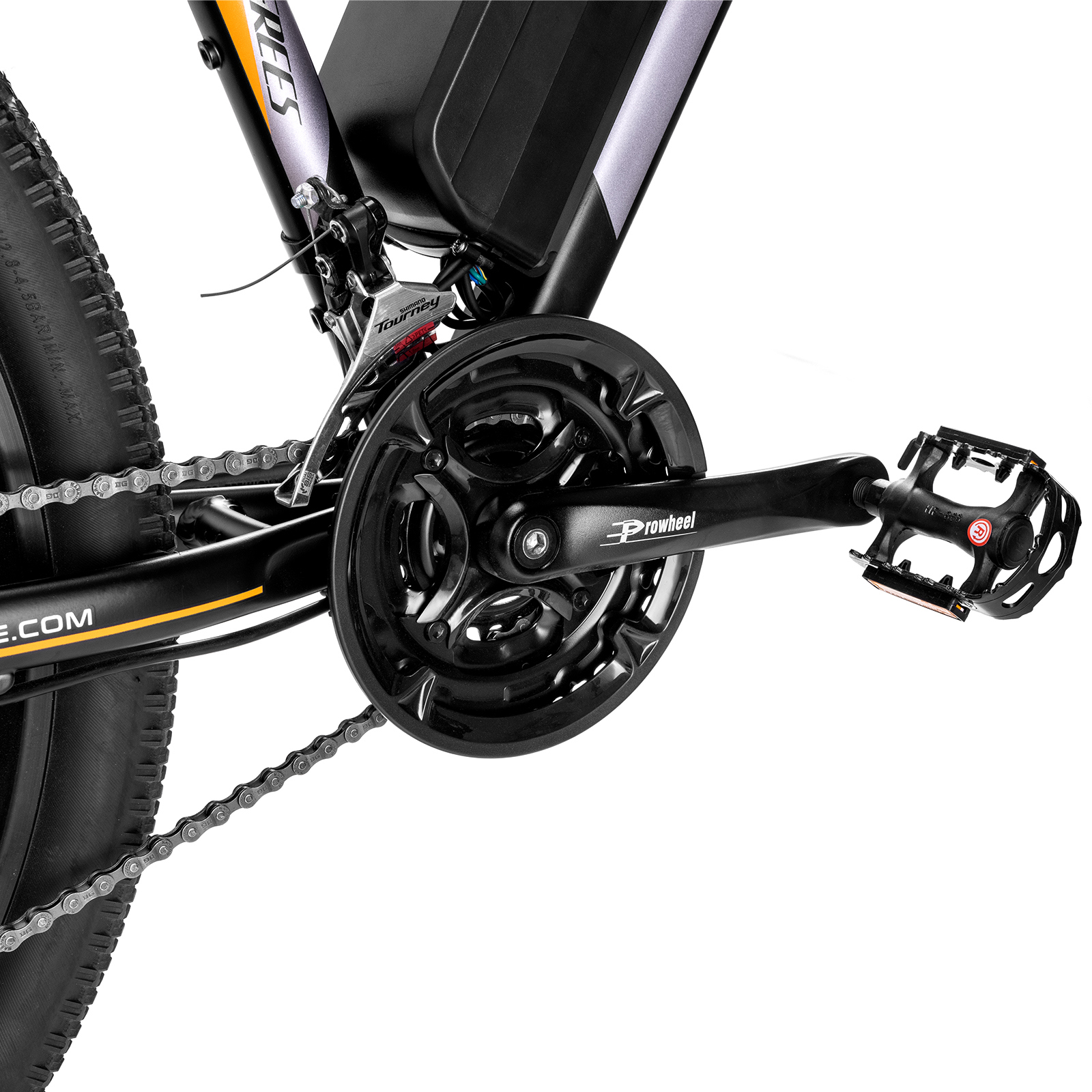 Primer plano del plato, cadena y pedal negros de una bicicleta eléctrica sobre fondo blanco.