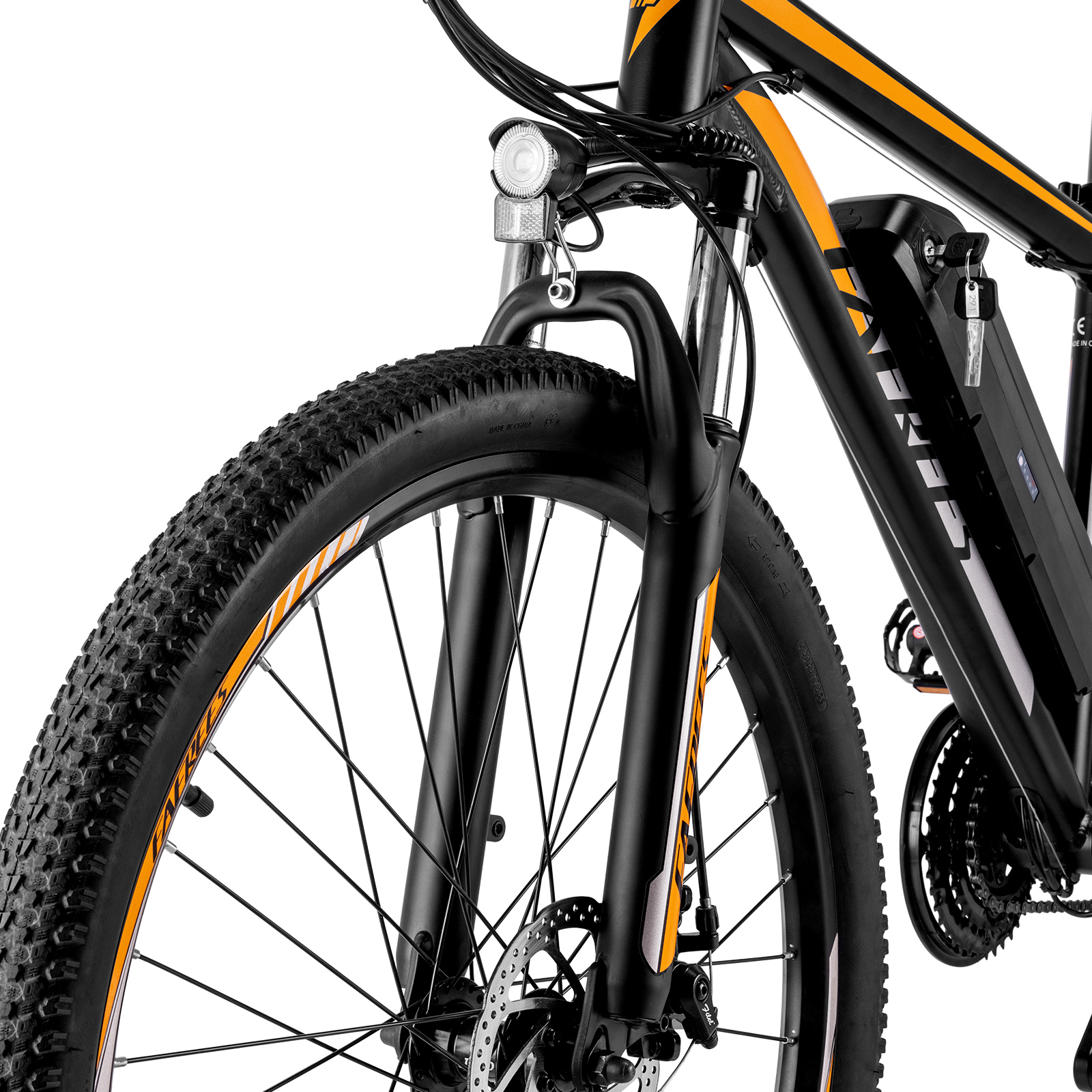 Primer plano de una bicicleta eléctrica negra y naranja con horquilla de suspensión, luz y batería.