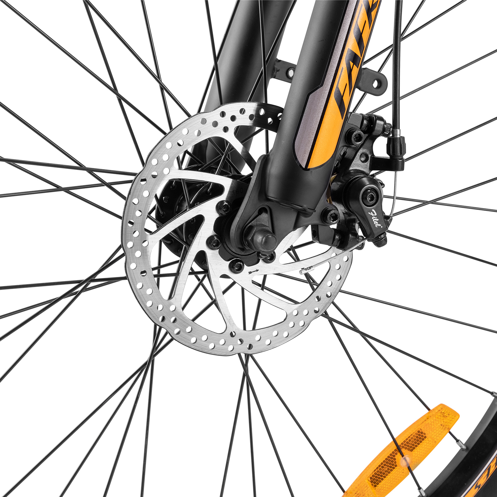 Primer plano de un freno de disco de bicicleta en la rueda delantera con horquilla negra y radios plateados.