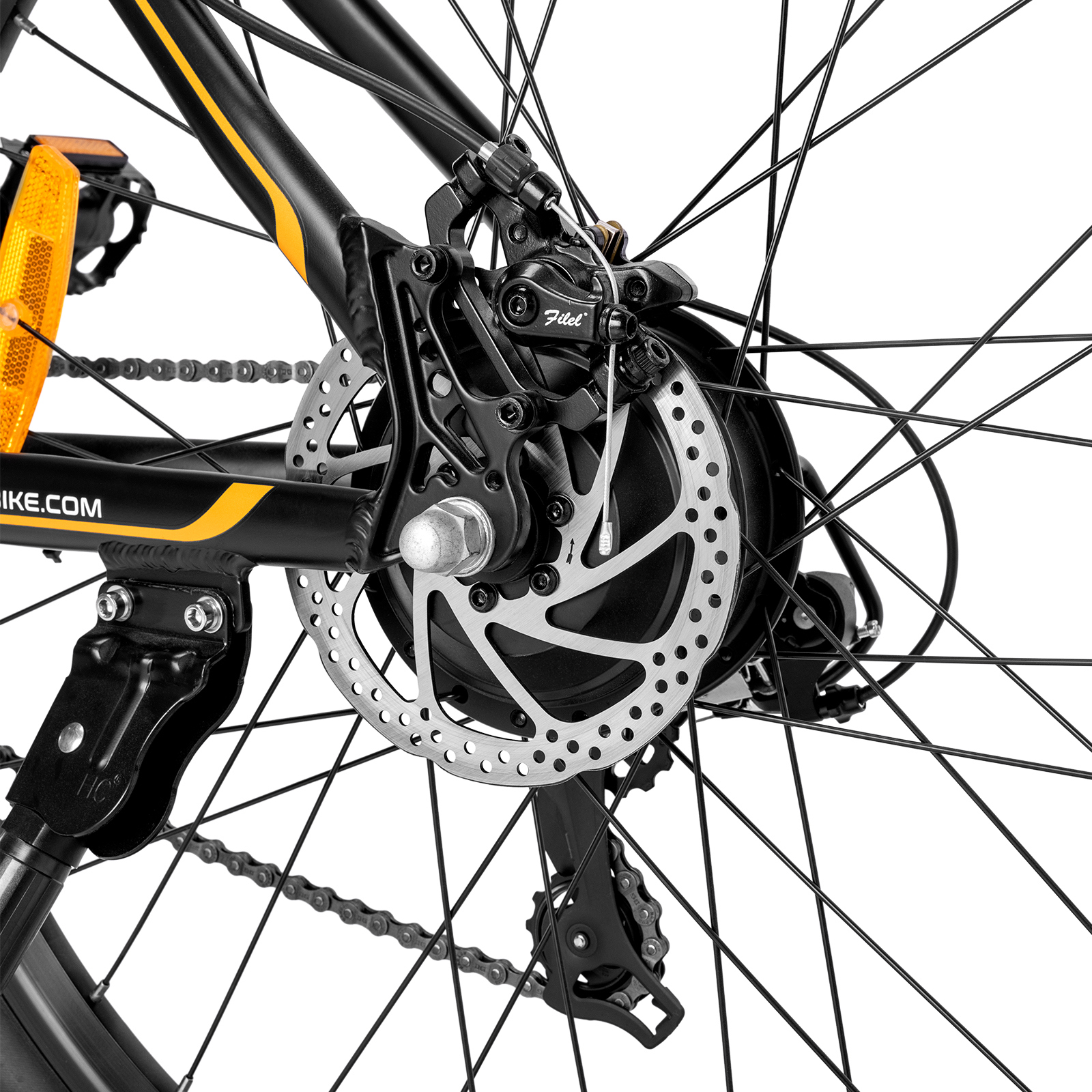 Primer plano del freno de disco trasero, cuadro, radios y cadena de una bicicleta negra.