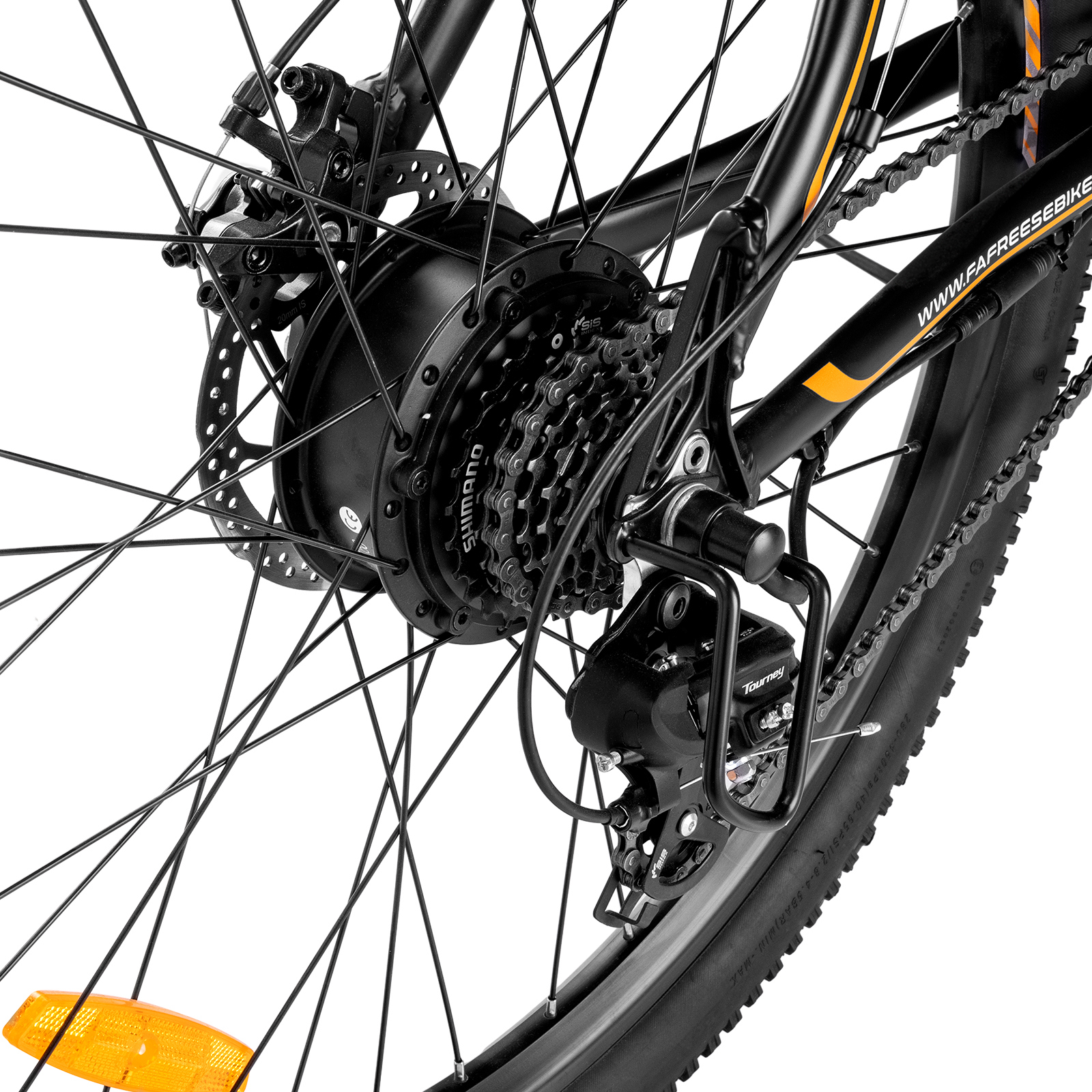Primer plano de la rueda trasera de una bicicleta, mostrando engranajes, cadena, frenos de disco y motor.