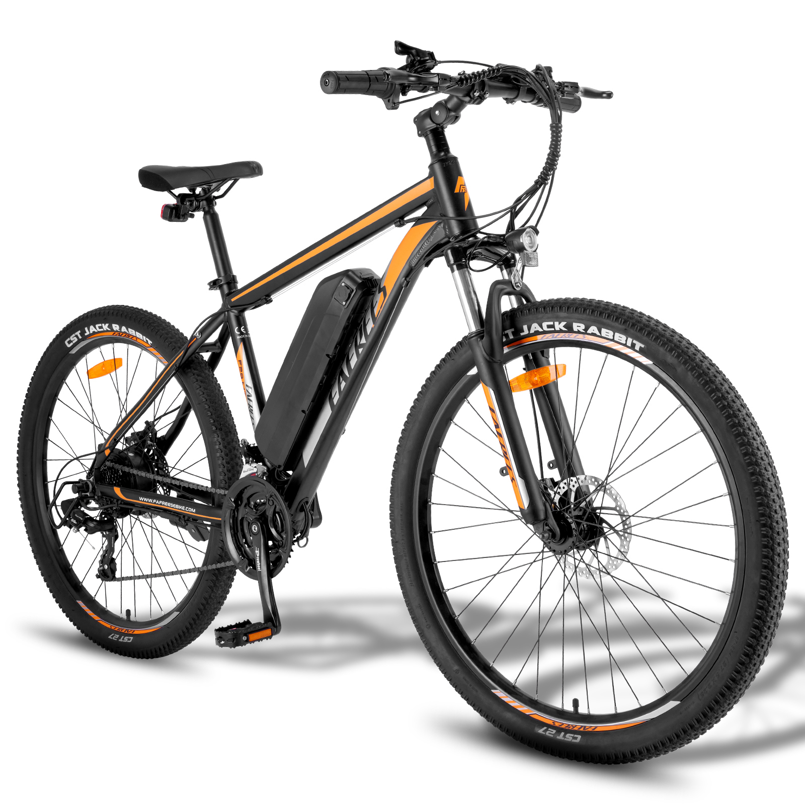 Una bicicleta eléctrica negra con detalles naranjas, batería montada y neumáticos de tacos sobre fondo blanco.