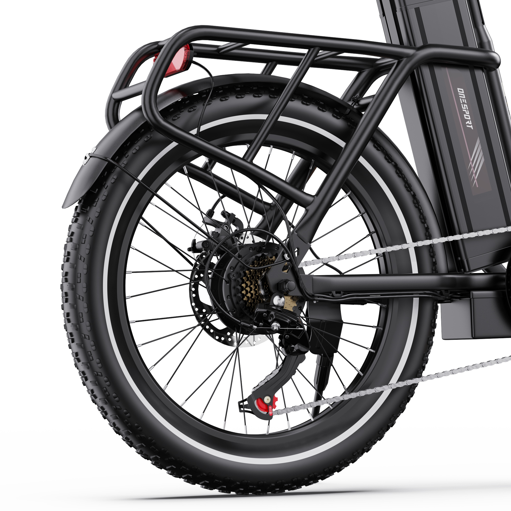 Primer plano de la rueda trasera de una bicicleta eléctrica negra con portaequipajes y neumático ancho sobre fondo blanco.