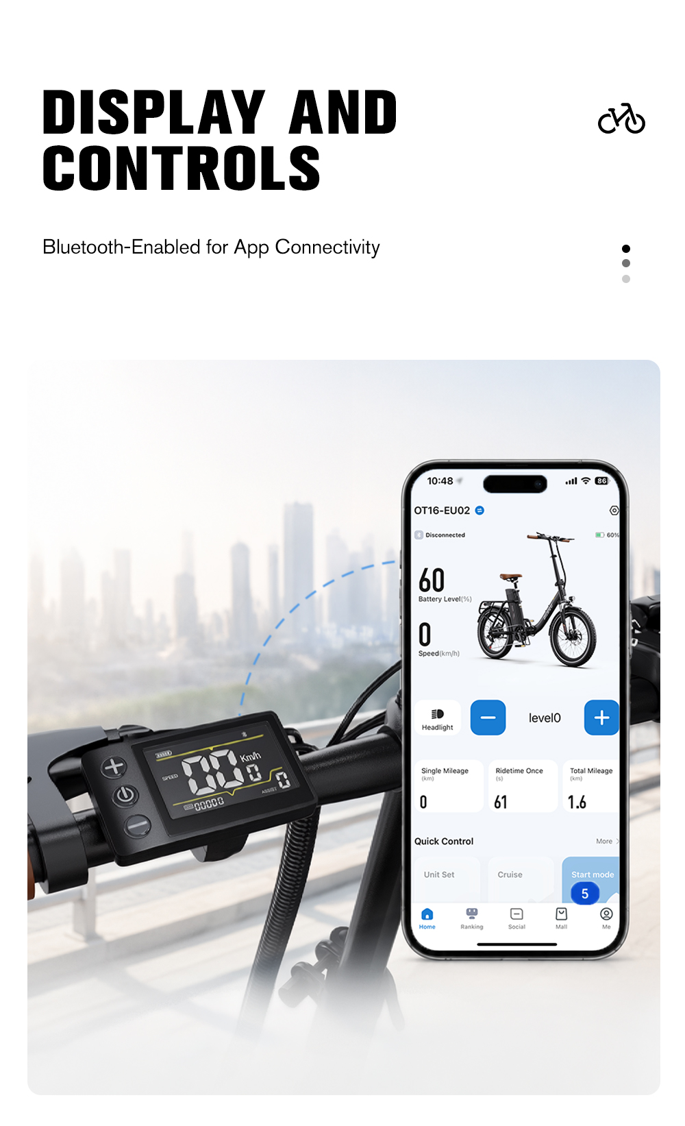Pantalla de manillar de bicicleta eléctrica y smartphone con controles de app ante ciudad borrosa.