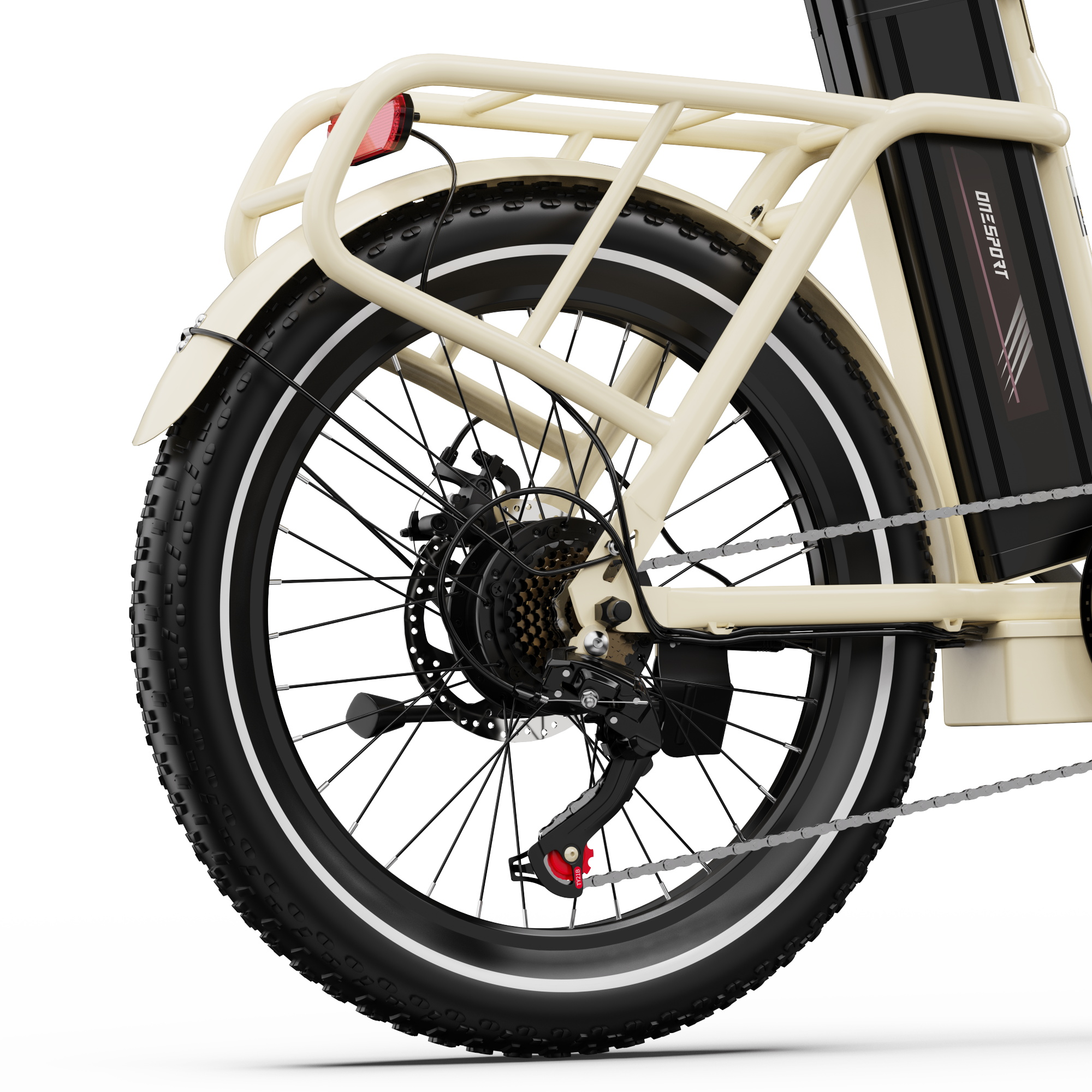Primer plano de la rueda trasera de una bicicleta eléctrica de color crema con neumático grueso, guardabarros y batería.